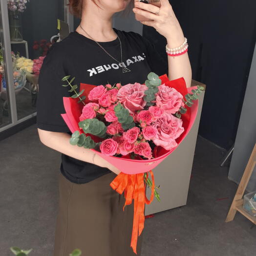 Яркий букет с пионовидными розами