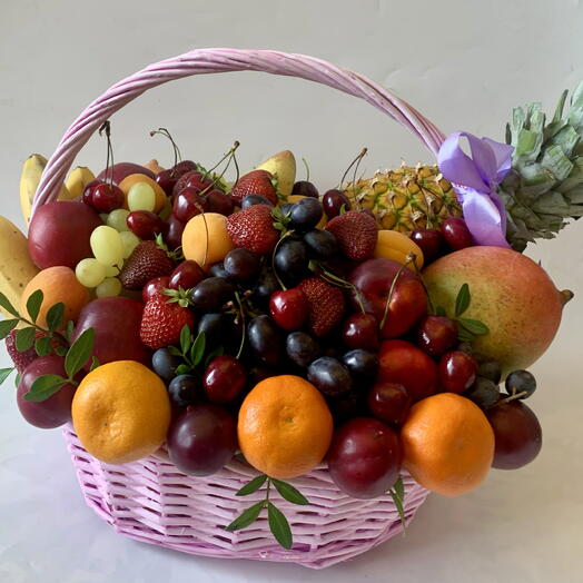 Корзина с фруктами и ананасом и манго