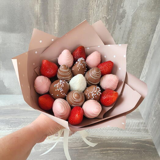 Мини букет из клубники в шоколаде