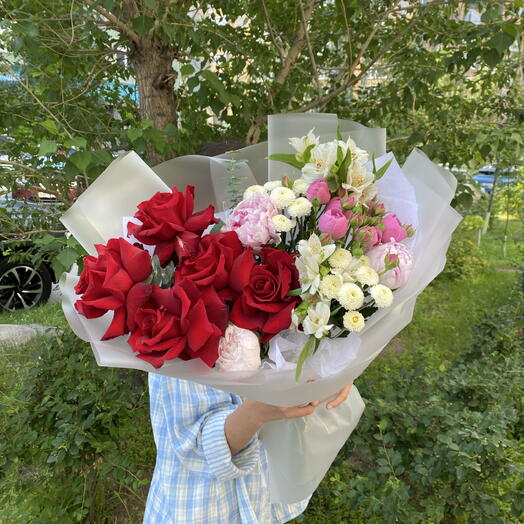 Яркий букет с красными розами🌹