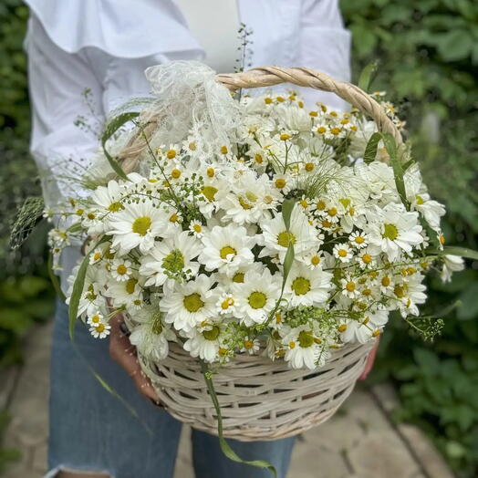 Летняя корзина с ромашками