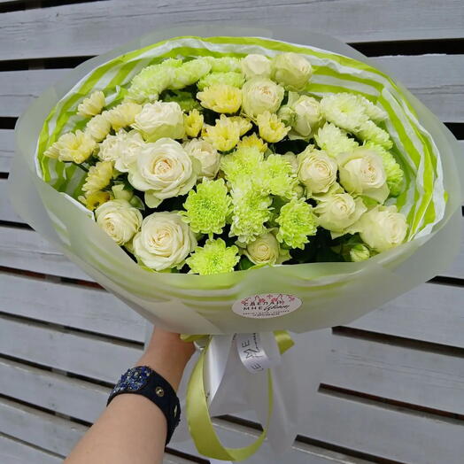 Белые кустовые розы и сантини
