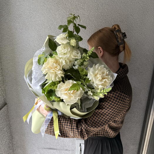 Букет сборный садовый белый с розами и эустомой