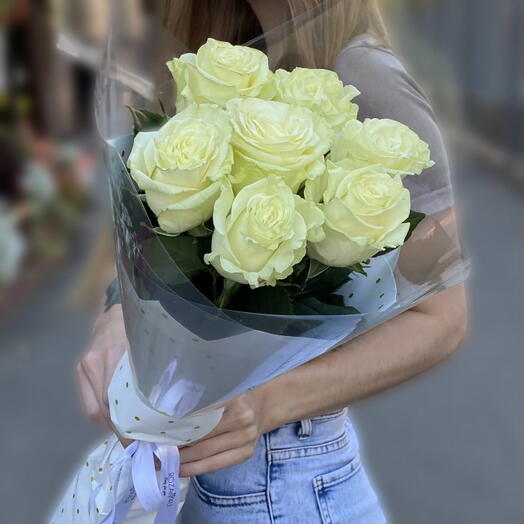 7 белых роз Мондиаль 60 см