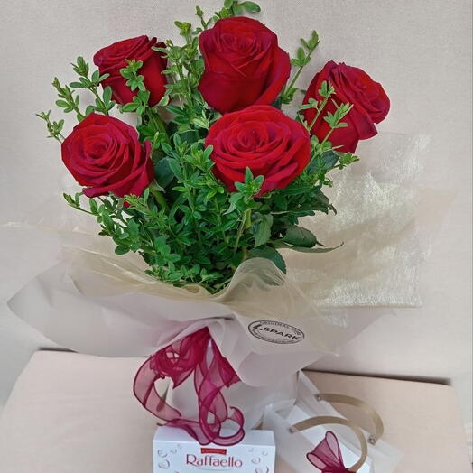 Romantic gift 5 Holland roses with Raffaello