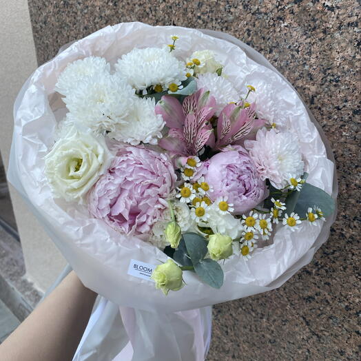 Нежный букет Bloom room, пион, альстомерия, эустома, хризантема