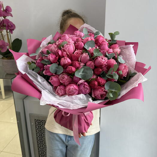 Моно букет из кустовых пионовидных роз