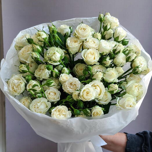 Букет из белых кустовых розочек 009