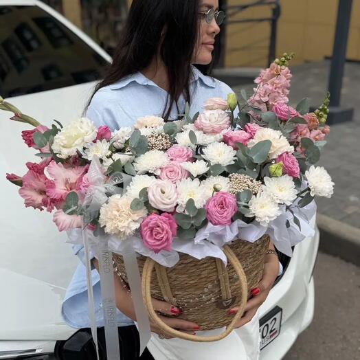 Стильная корзина с кустовыми розами, гладиолусами и хризантемой