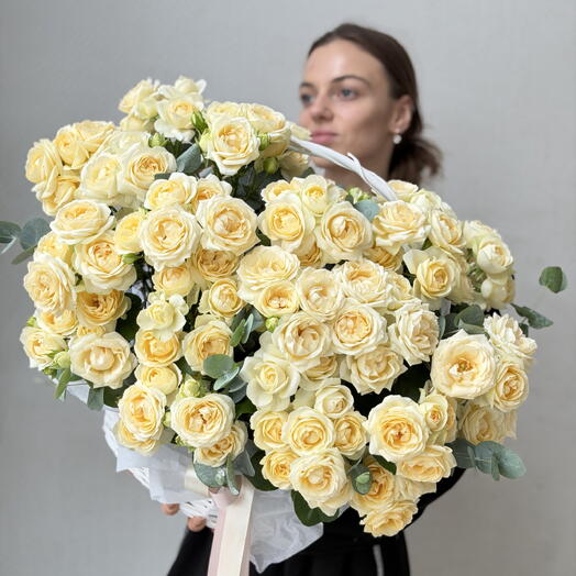 Кустовые лимонные розы в корзине