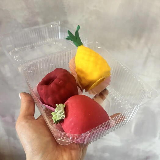 Корпусные пирожные ананас, клубника, малина