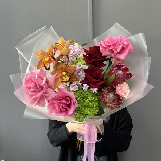 Красивый стильный букет с орхидеями,  французскими розами и протеей 🌹