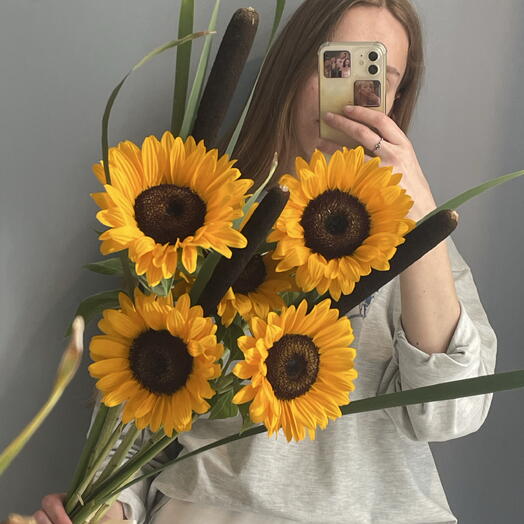 Букет из ярких подсолнухов и камыша🌻