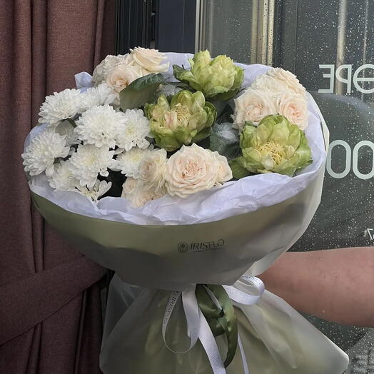 Букет из розы Вегги, кустовых роз, пионовидных роз, хризантемы алтай
