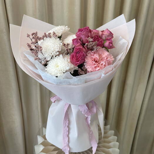 Нежный букет комплимент с хризантемой и кустовой розой🎀