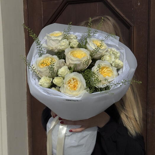 Микс роз в сливочном оттенке