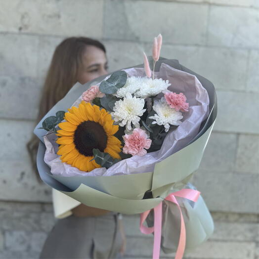 Букет «Солнечная симфония🌞»из подсолнухов, кустовых хризантем, диантусов и эвкалипта🌻💐