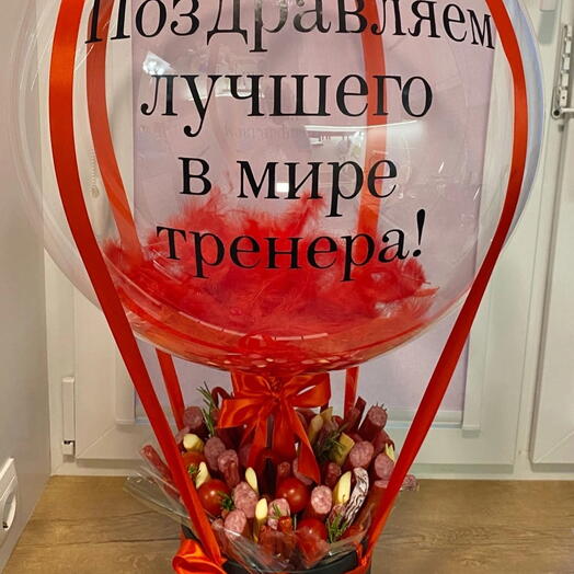 Съедобный мужской букет с шаром и перьями на день рождения тренеру   (надпись можно изменить )