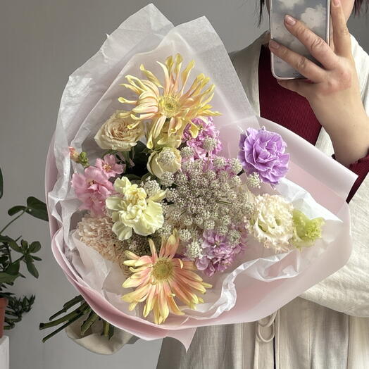 Авторский букет нежный - Герберы, эустома, кустовые розы, маттиола, пион