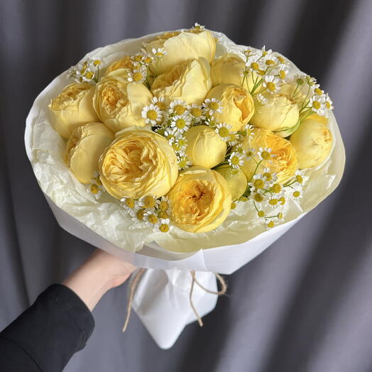 Букет из кустовой пионовидной розы и кустовой ромашки "Лимон"