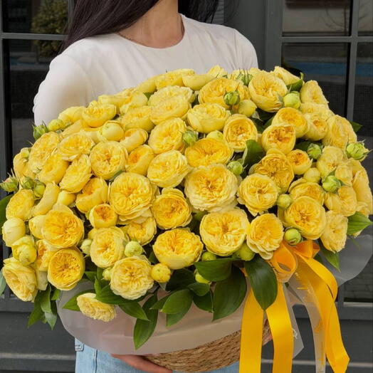 Корзина из 49 пионовидных кустовых роз