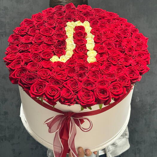 Коробка из роз с инициалами