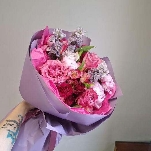 Сладкий букетик с розами, альстромериями и пионами💜