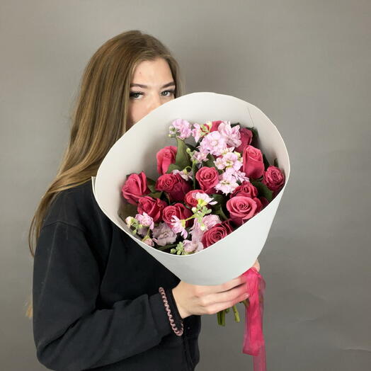 Яркий букет с розой и маттиолой💕