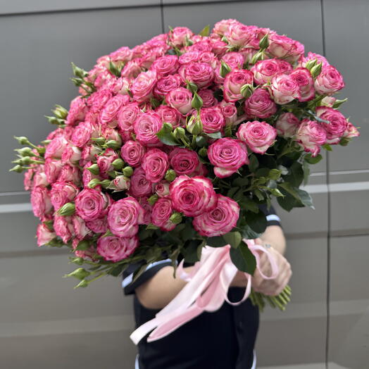 Букет из 25 розовых кустовых роз