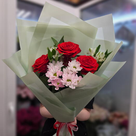 Букет с альстромерией и розами