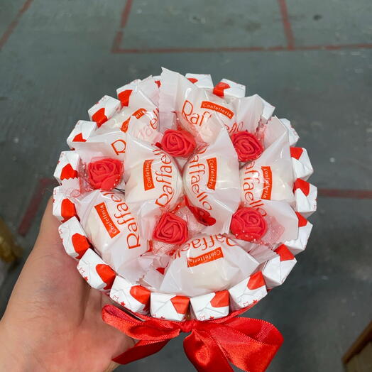 Сладкий торт из конфет Kinder и Raffaello на день рождения