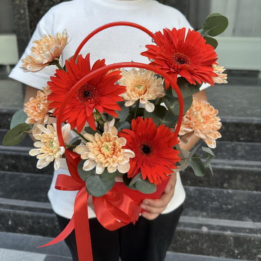 Красные герберы и хризантемы