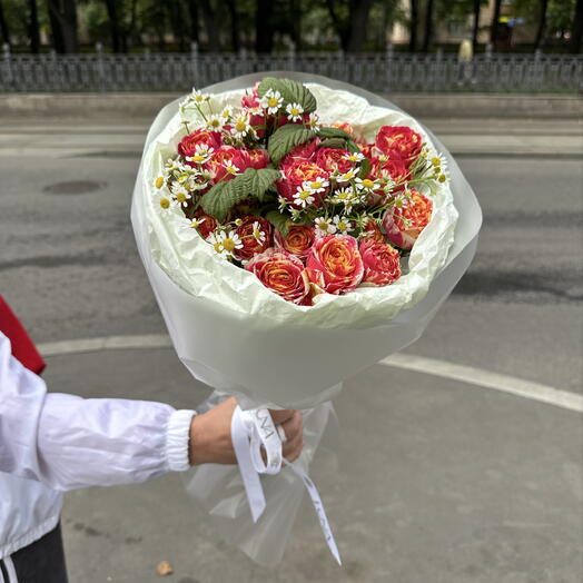 Яркий комплиментарный букет из кустовой розы