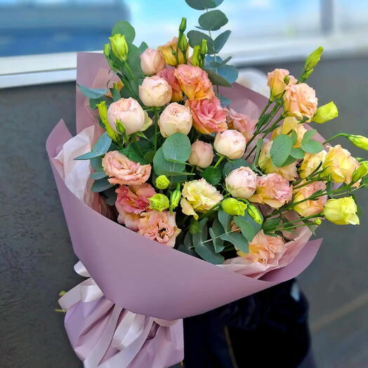 Букет из эустомы  и кустовых роз