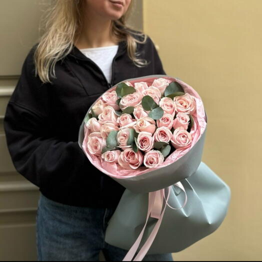 Нежно розовые розы и эвкалипт 25 роз