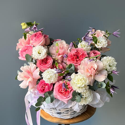 Корзина с розами и клематисом