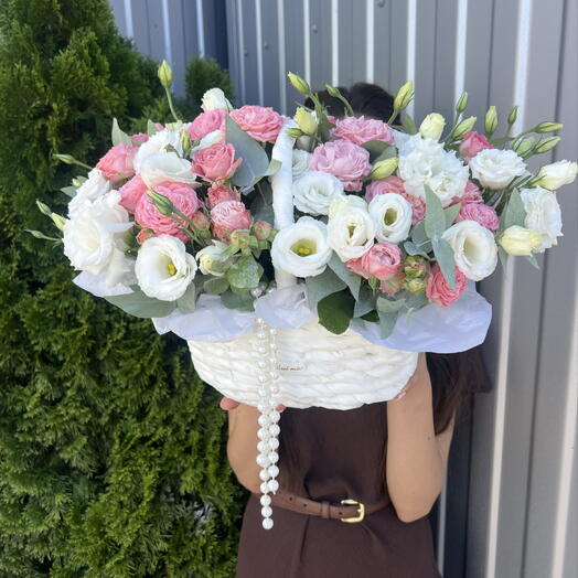 Корзина с эустомой  и бамбастиком💐