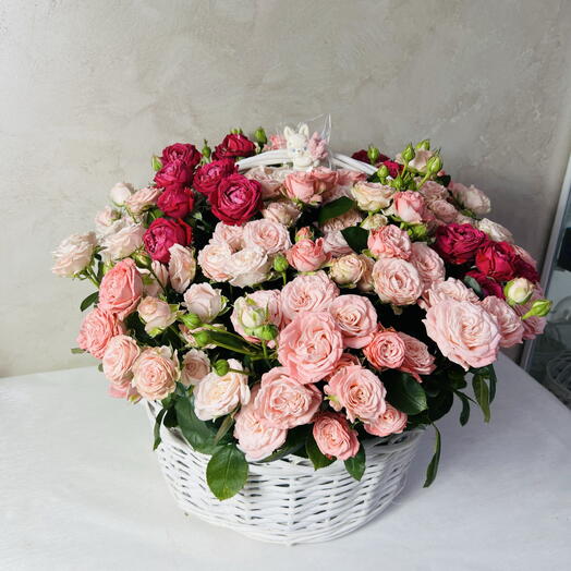 Корзина из 35 кустовых роз
