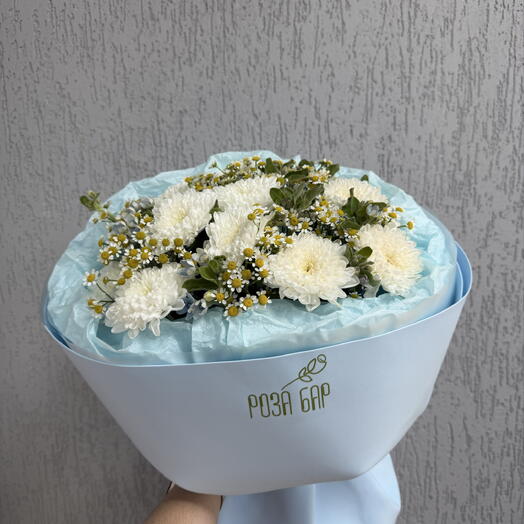 Сборный букет с танацетумом и оксипеталумом