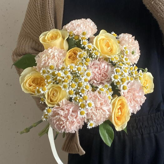 Букет нежный с ромашками кустовыми, розами и розовыми диантусами🌸