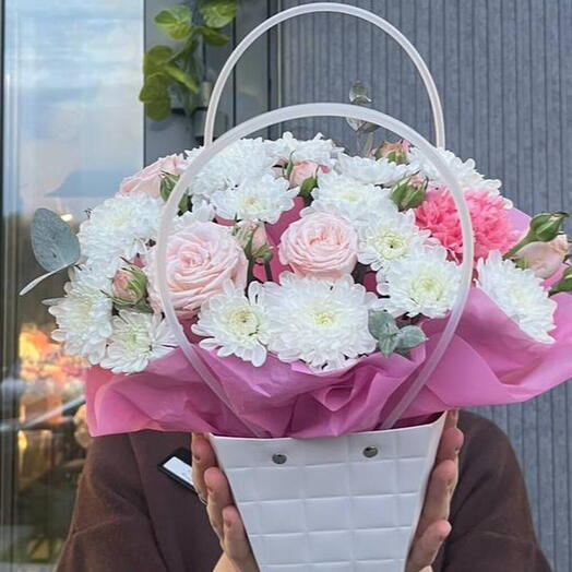 Композиция из хризантем и кустовых роз