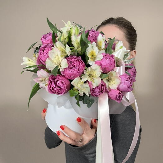 Яркие пионовидные розы в шляпной коробке💕🌿