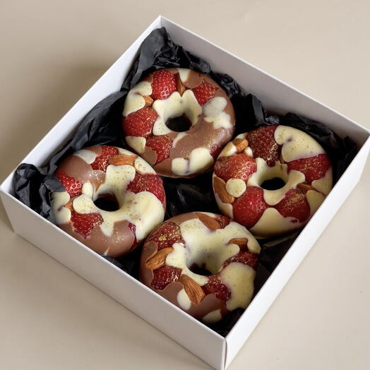 BERRY CHOCO DONUT