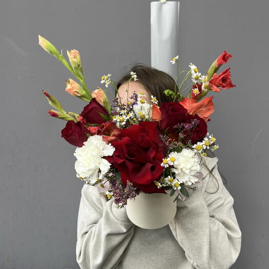 Красные Розы и Гладиолусы в шляпной коробке 🌹
