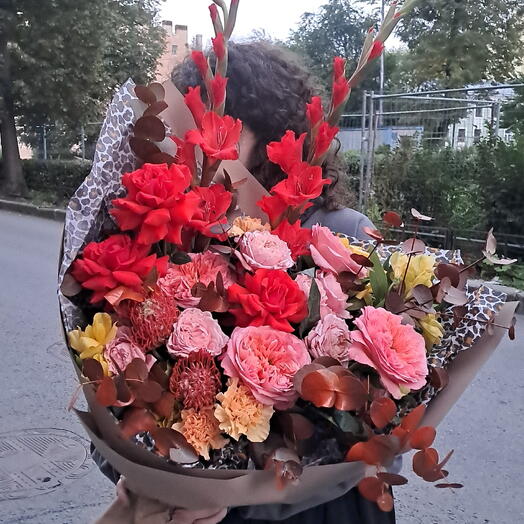 Осенний букет с пионовидными розами, оладиолусами и эвкалиптом