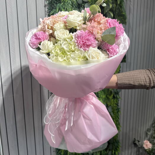 Букет с гортензией, кустовой розой и диантусами 65004