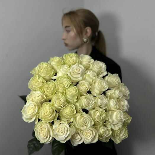 35 белых Эквадорских роз