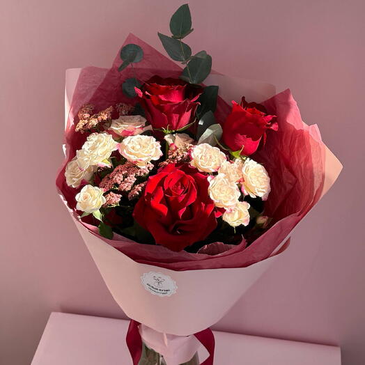 Сборный букет из роз, эвкалипта и кустовых роз🌹💗