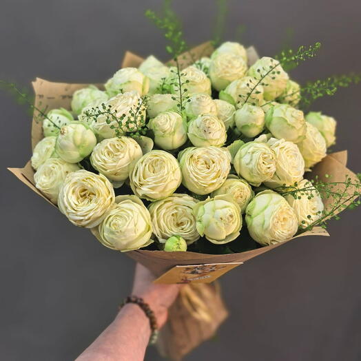 Роскошный букет из белоснежных пионовидных кустовых роз (9 шт.)
