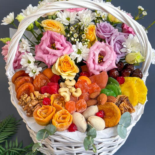Корзина с цветами и сухофруктами «Вкусная нежность»